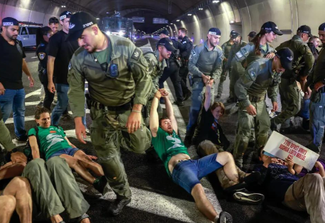 以色列有超百万民众走上街头，抗议要求结束加沙战争。以色列军警大规模抓人，不让以色