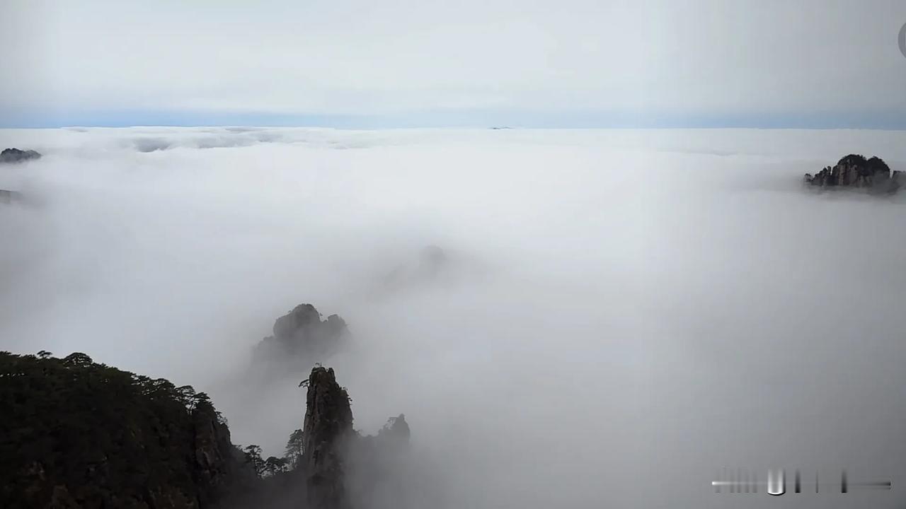 黄山的云海通常是可遇不可求的美景。今天竟然一整天都有，这太让人惊喜了。一般来说