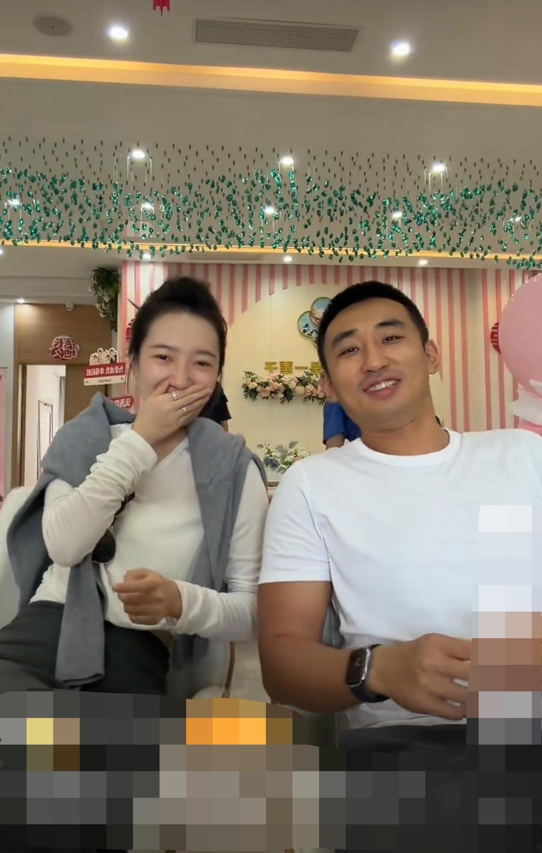 女子拍视频记录和老公一起领离婚证，看样子两人都很开心呢……视频一开始，当男子坐