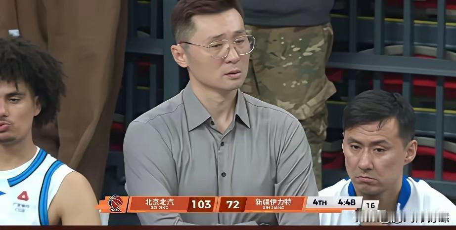 新疆客场84:111惨败北京，助教木拉提表情无光。纵观正常比赛，新疆队就像一