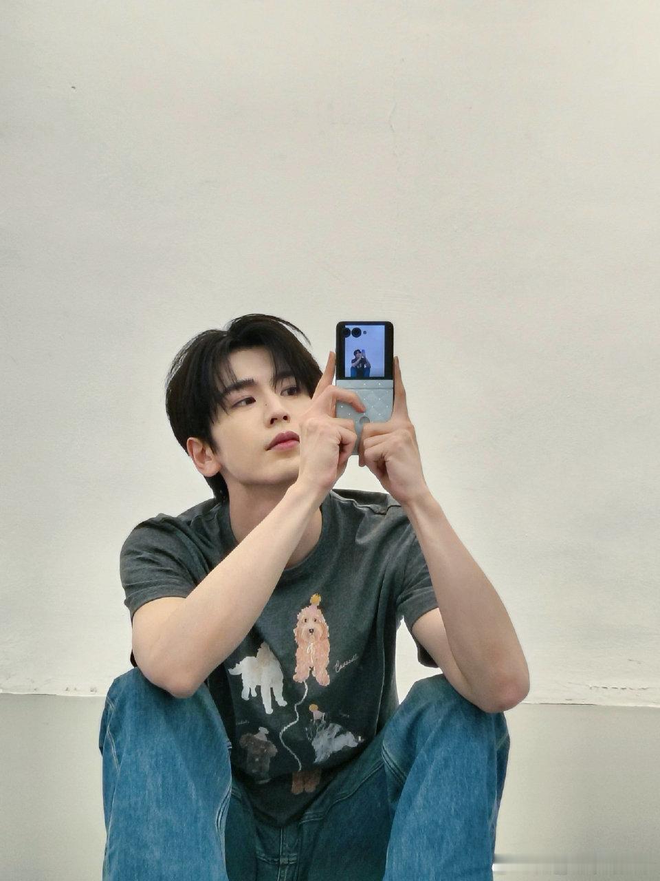 张凌赫张凌赫自拍🤳今日粉味感帅哥一枚～​​​
