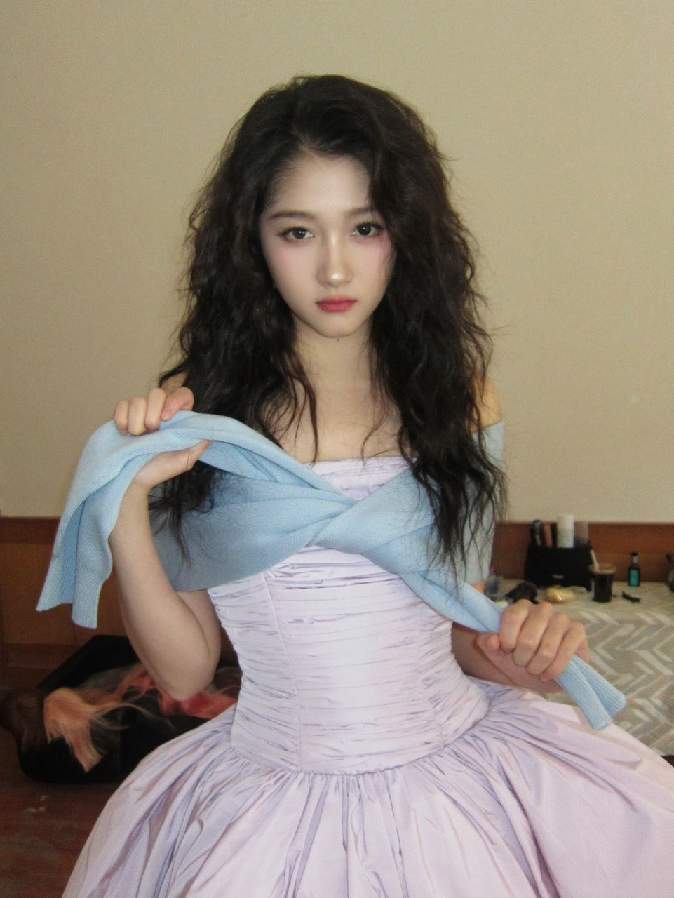 关晓彤关晓彤暖阳中拍摄完全公主来的～