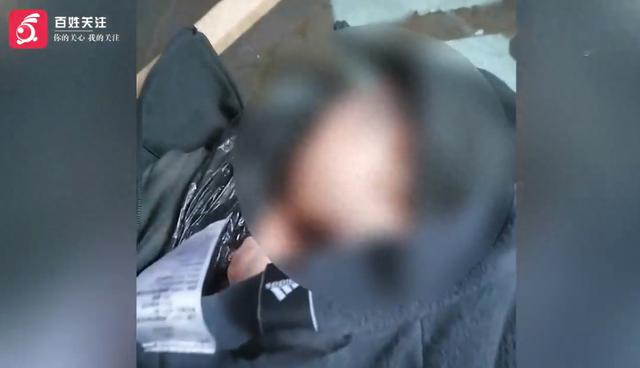 海口一小区垃圾桶内发现被弃女婴,警方称在调查,小区保安:是一蒙面女子丢弃,女婴刚出生没多久还带有<em>胎盘</em>