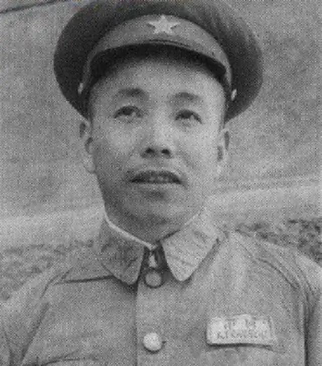 徐立清，1955年主动辞让上将军衔，申请改授中将军衔，最终成为排名第一的开国中将