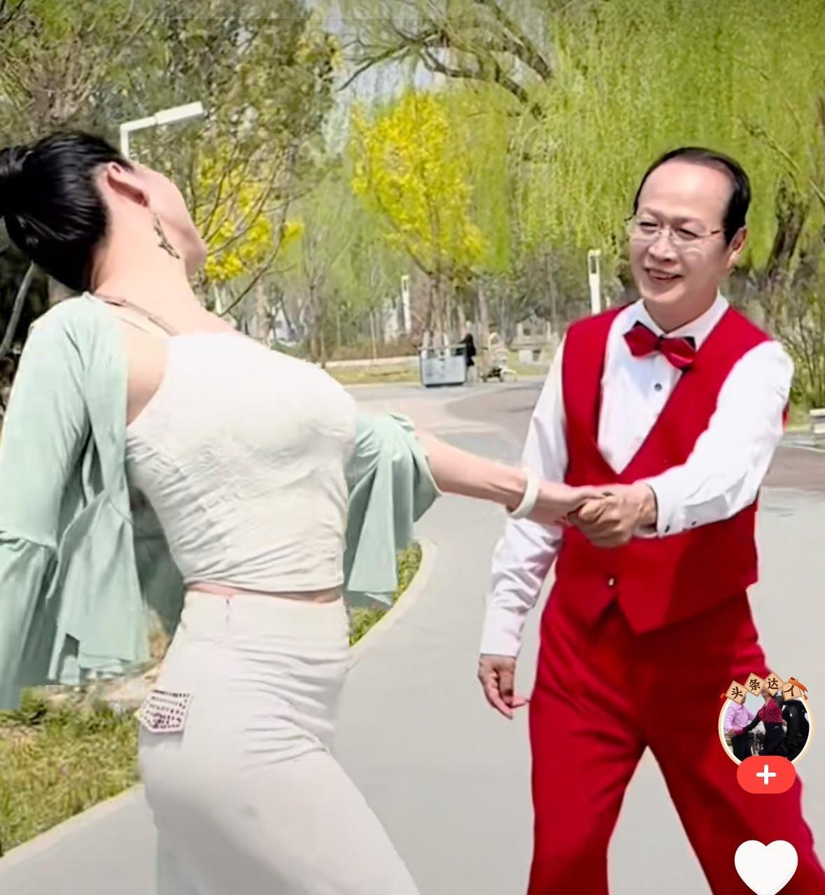 跳舞就好好跳，非得穿那种紧身兜屁沟的裤子，上衣袒胸露背，这是跳舞么？分明就是展示