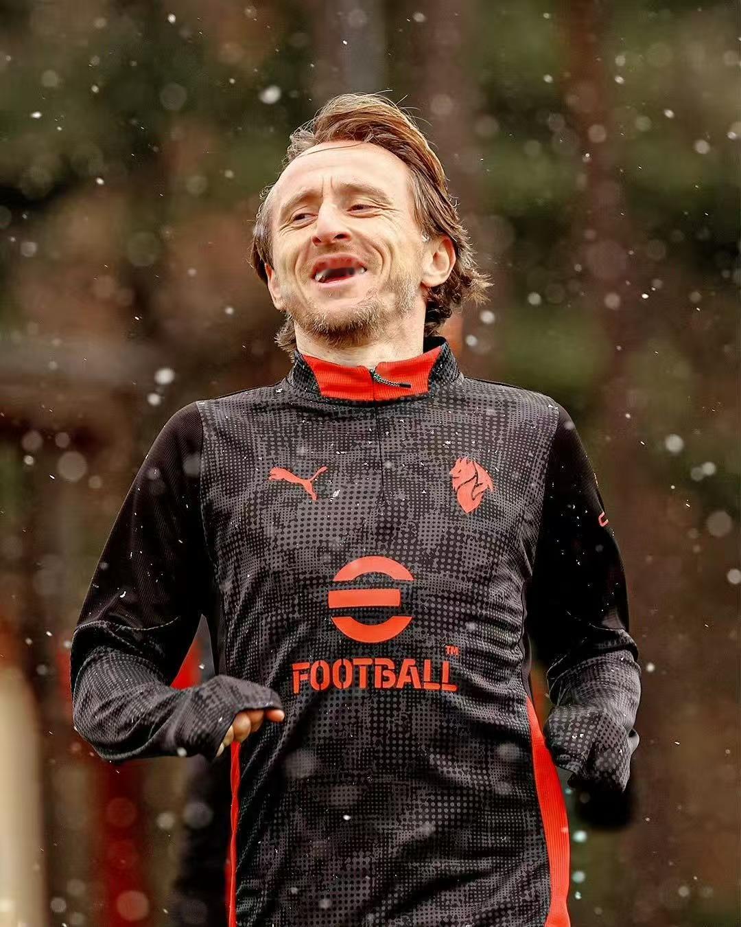 留给米兰的强队不多了！凭借莱奥的一剑封喉，AC米兰主场1比0战胜蓝鹰，豪取各项