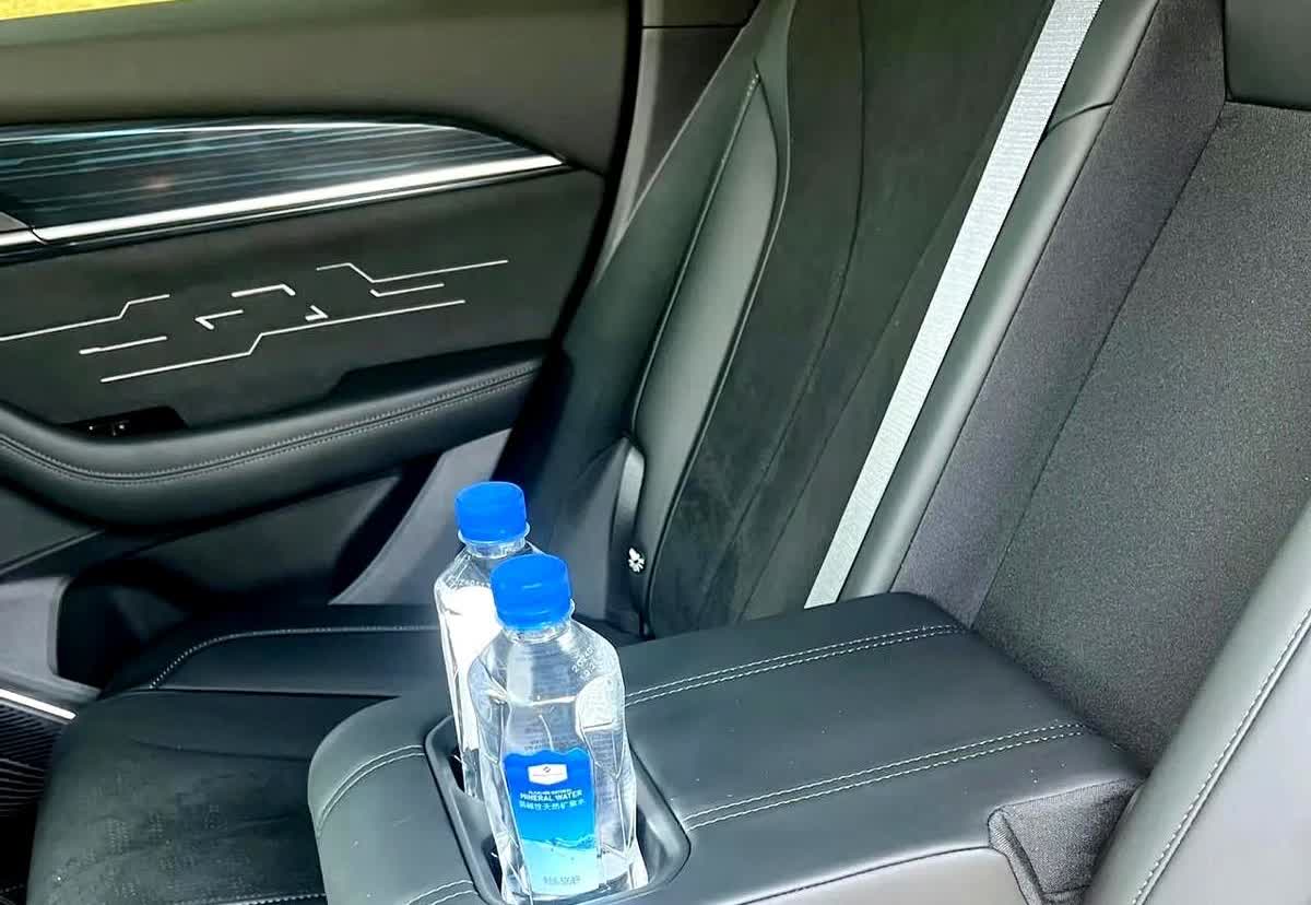 一位做殡葬的朋友说车里尽量别放瓶装水了不是怕夏天起火，不是怕犯讲