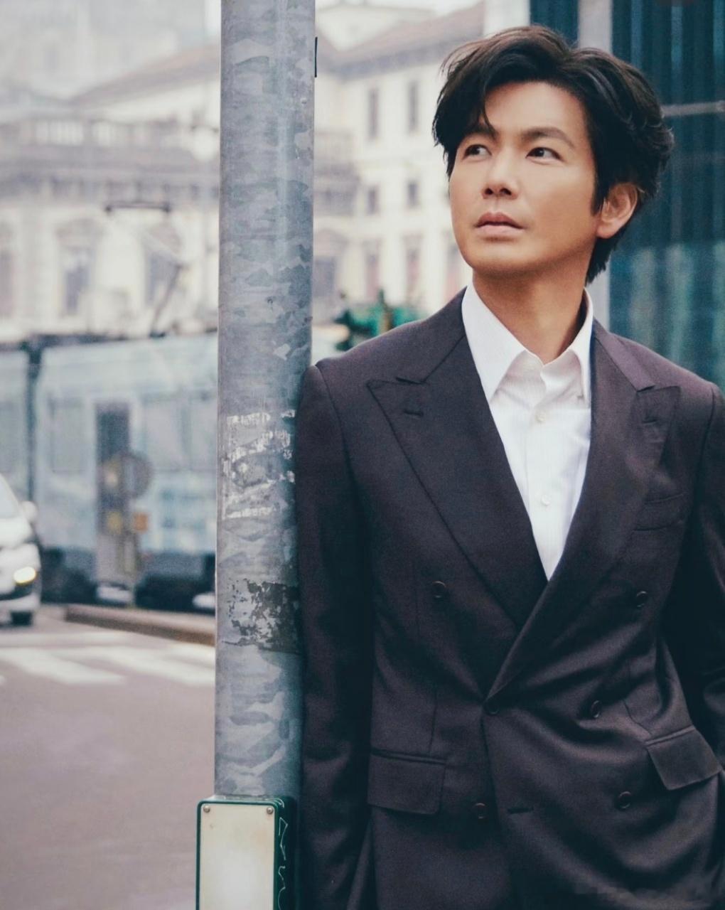 钟汉良让胡兵站c位钟汉良胡兵互让c位你好星期六本来走秀挺有范儿的，结果钟汉良一