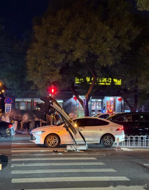 这就离谱了，是谁喝了，把红路灯撞翻了！​​​