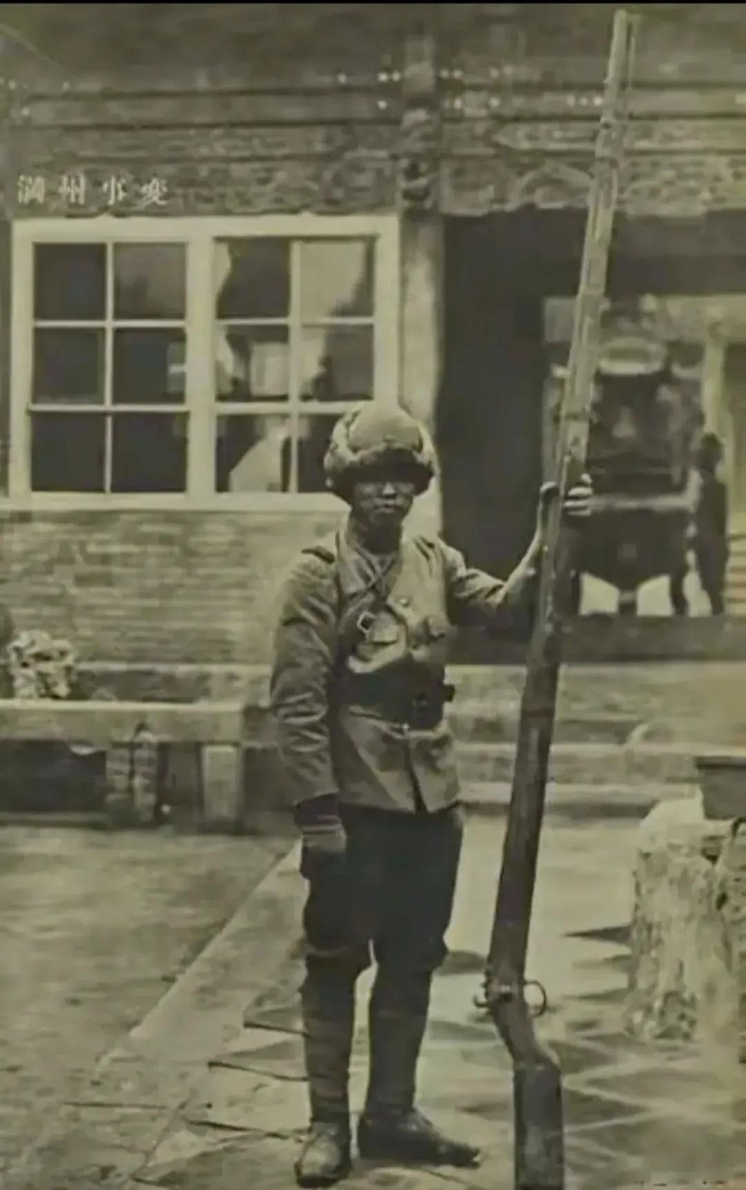 9.18事变中，东北军不战而逃，大量武器装备被日本人缴获，照片中的日寇在展示一把