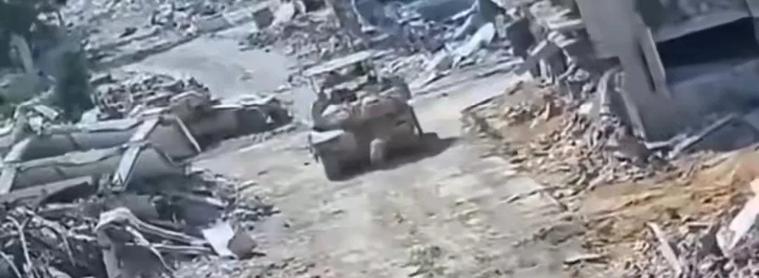 在加沙地带出现了惊险地一幕，在大量的废墟中从中开过来了一辆以色列的坦克，这辆坦克
