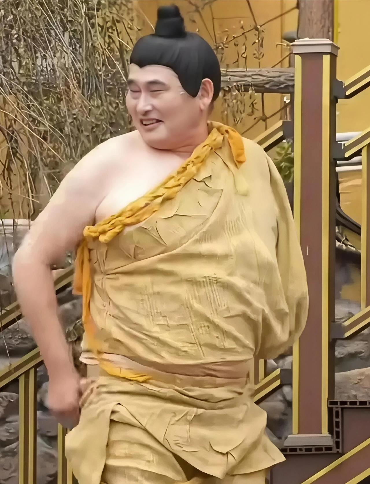 一边是抽屉里塞了上百万的欠条，一边是对着镜头卖惨“老乡都不还钱”，可朱之文偏不撕