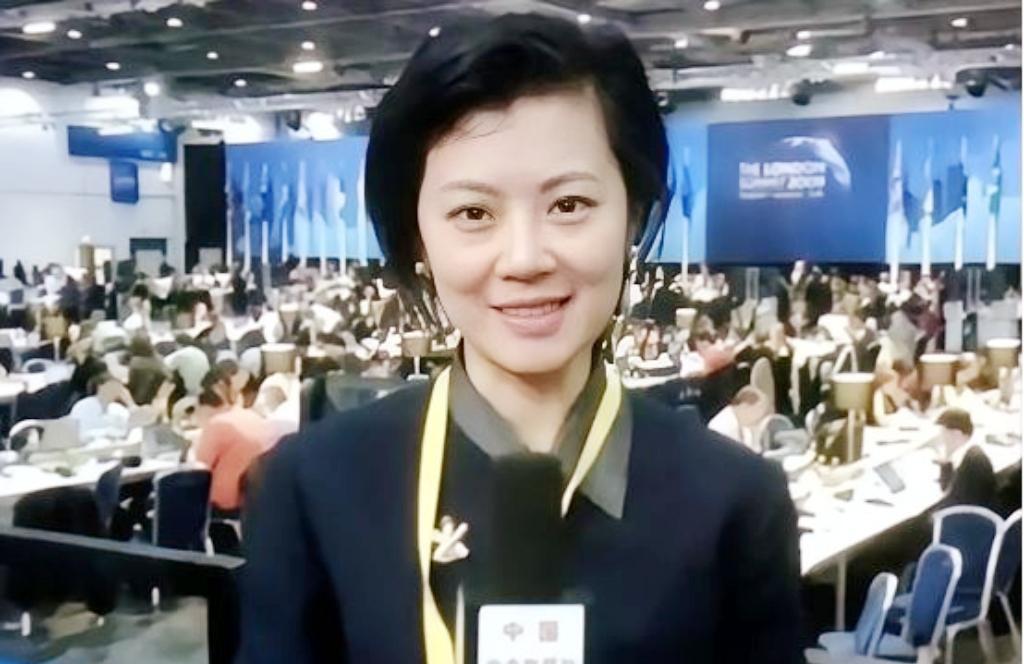 她曾是央视最耀眼的一辩，如今回国开留学中介。当年多少人骂她傻，放着金饭碗不要，