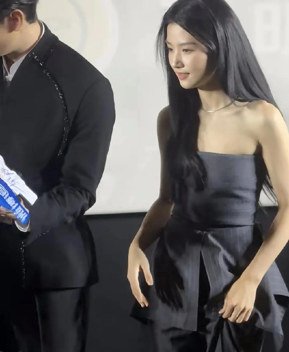 卢昱晓会成为和虞书欣一样的小花吧。她出生上海，父亲只是博爱医院院长。但是，她