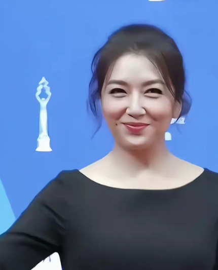 这才是典型的古典美女形象，在90年代她的颜值跟何晴、陈红不相上下，如今50多岁了