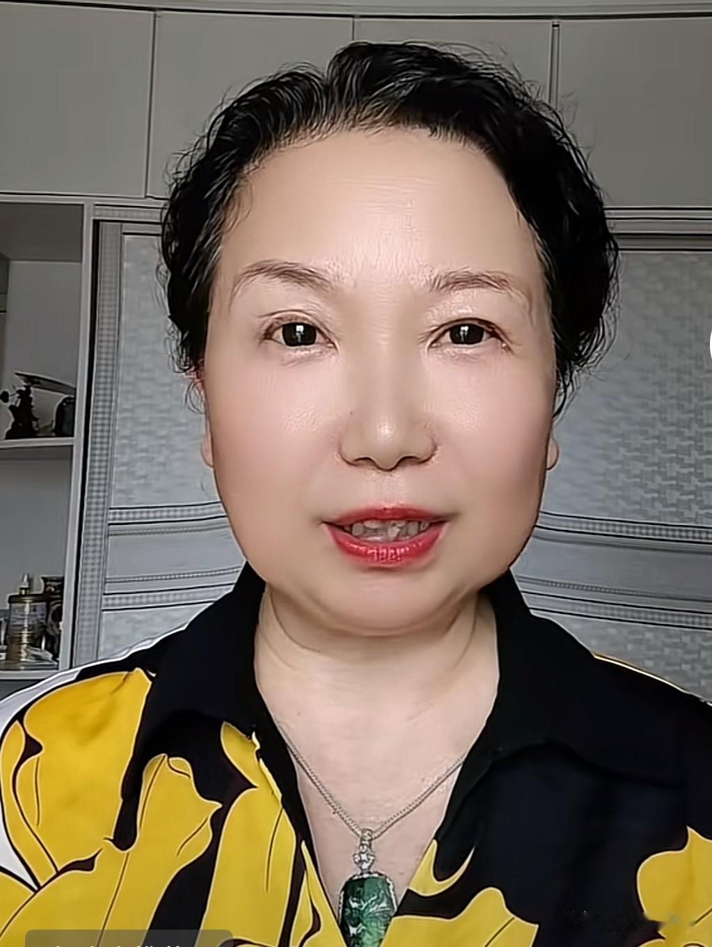 杜新枝开心辟谣圆桌会议。杜新枝穿上这件黑底大黄花衫，还真是明艳大气。她说自己