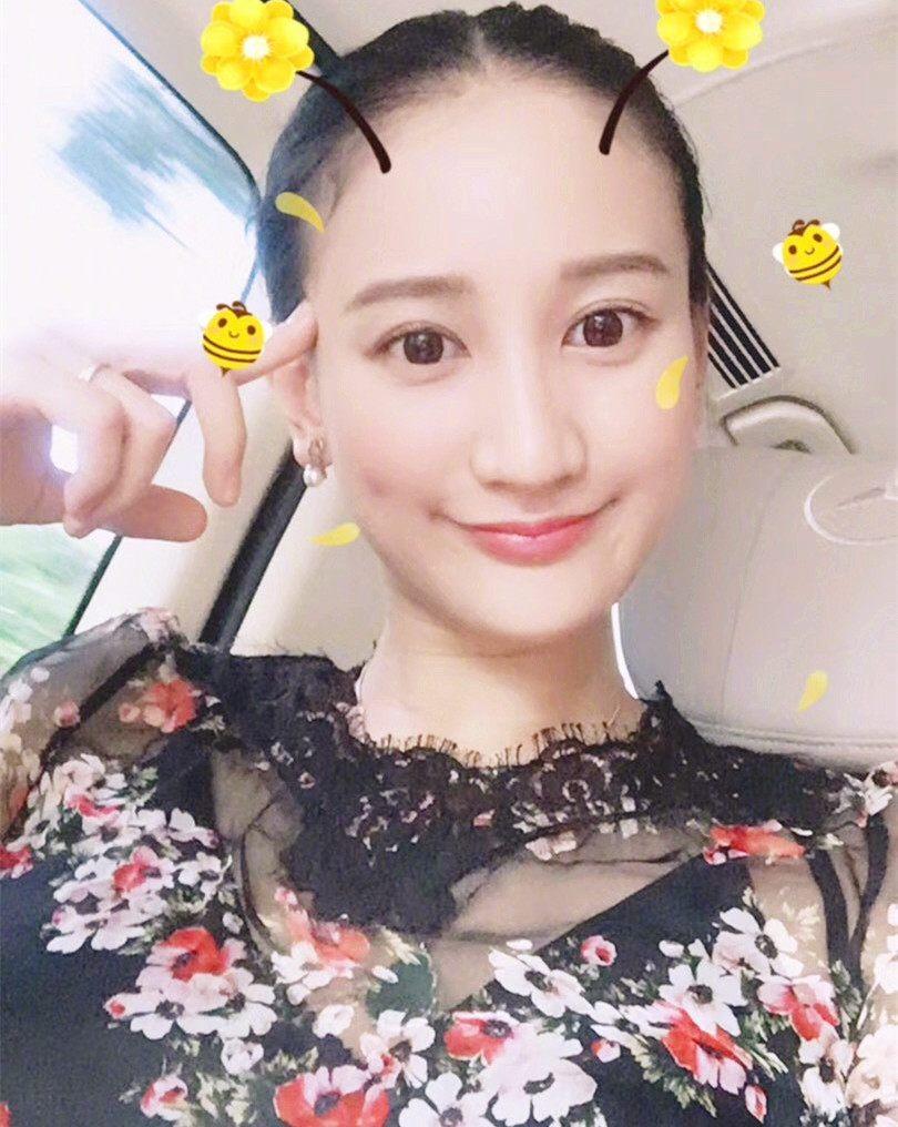 李小冉终于和妹妹曾泳醍见面了两人真是一模一样