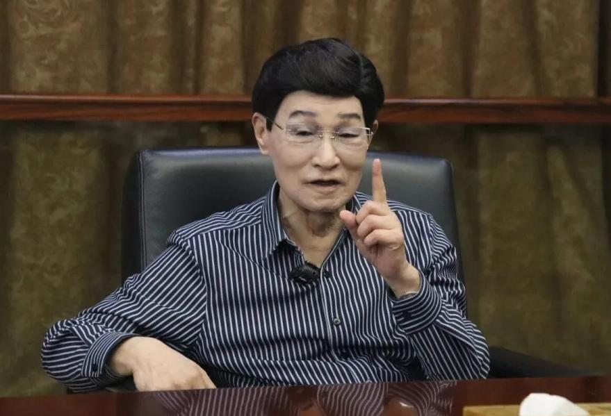 浙江，85岁的老爷子坐拥几十亿的家业，想把企业传给儿女，可儿女一个都不想干，直