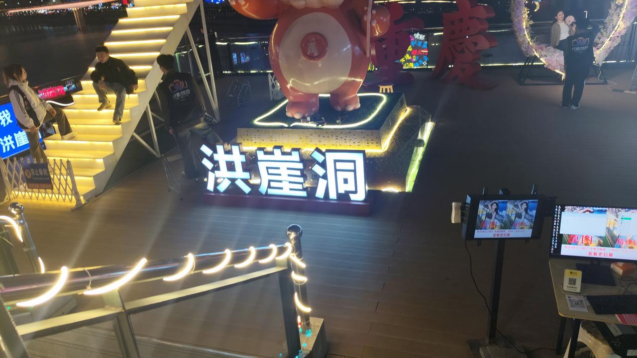 分享一张重庆夜景照片昨天下午3点到的重庆，5点出去遛达，7点就到洪崖洞拍夜景，留