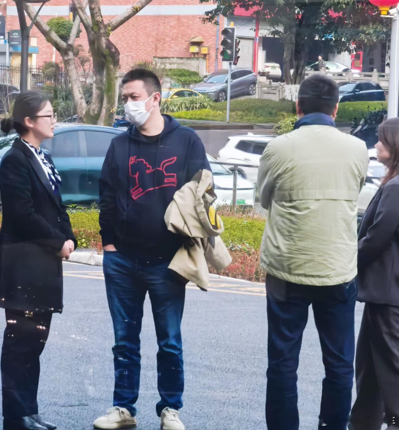 听说斌哥探访了鸿蒙智行门店，主要重点看了尊界S800车型；之前余总也点名夸了蔚