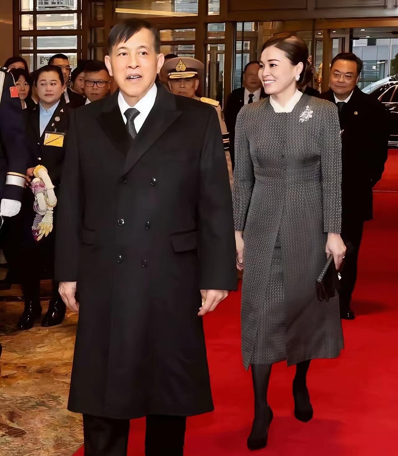 不管平时身边围着多少莺莺燕燕，出访大国，结伴而行的，只能是正牌王后，这就是原配的