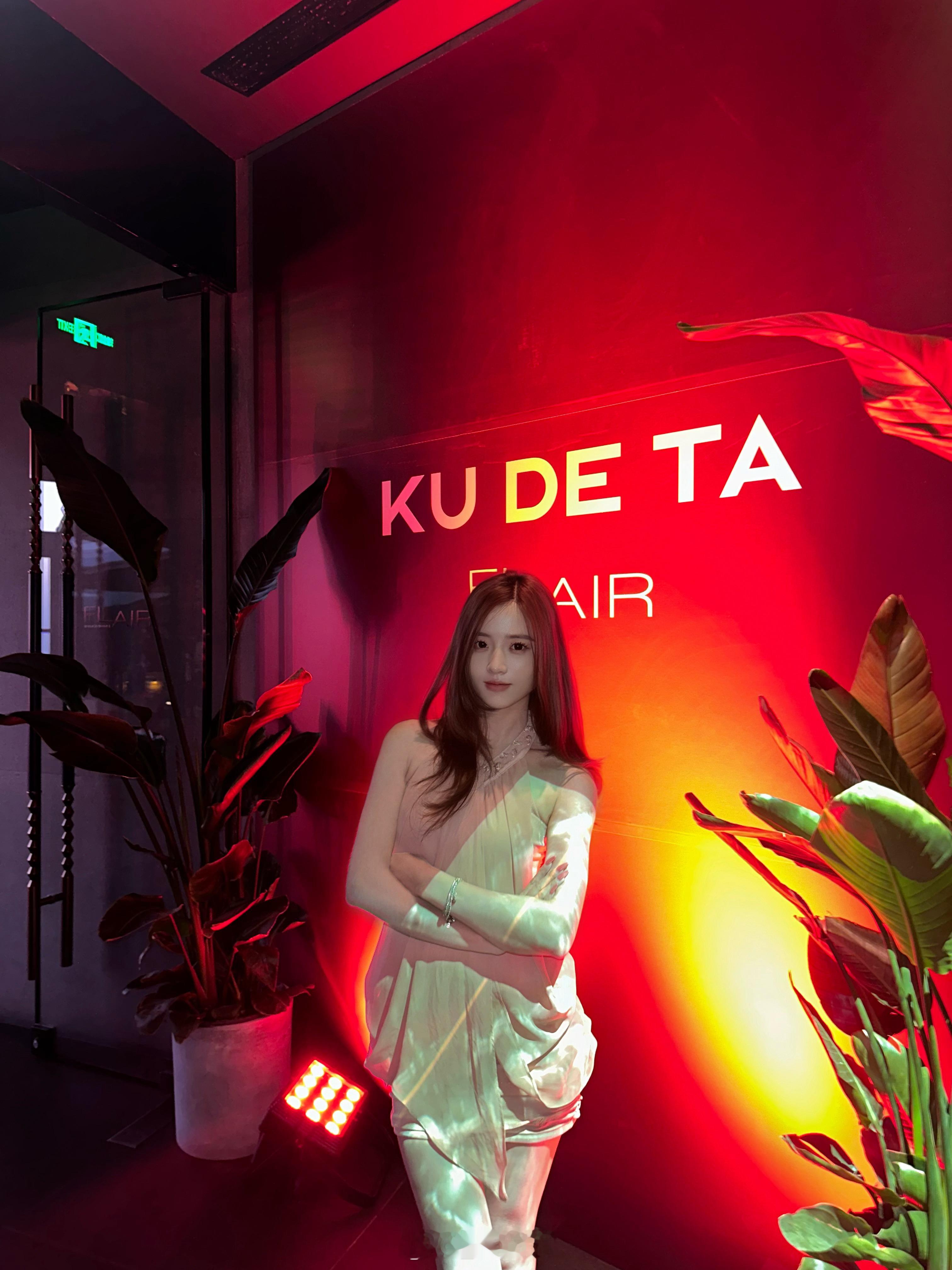 在上海陆家嘴的云端，我过了一个很“分裂”的夜晚。🌃52楼傍晚5:30，靠窗