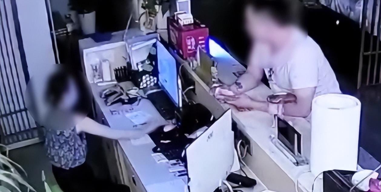 北京，一男子经过一家足疗店的时候，看到站在前台的老板娘长得很漂亮，就走进店内还带