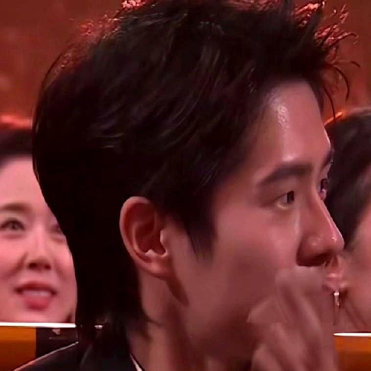 说真的，金鸡奖那个镜头，我来回看了好几遍。刘昊然给易烊千玺鼓掌，那张脸又想体