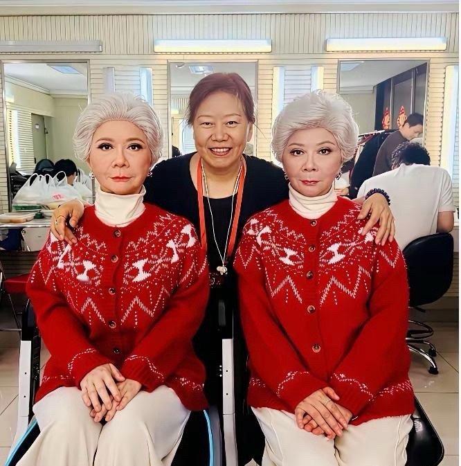 这是蔡明的机器人啊，可不是蜡像，仿真程度简直让人惊呼不已，几乎是完美复刻真人，让