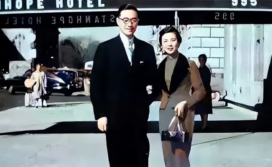 “你没钱，我有！”1954年，一富家小姐看上了一个穷小子，父母极力反对，但她仍然