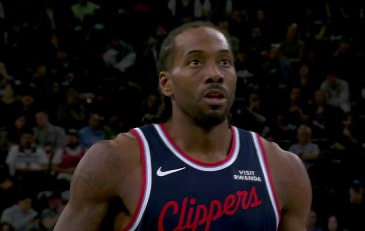 小卡从不让人失望……在快船主场迎战雄鹿的比赛中再度发生极其疯狂一幕：伦纳德单