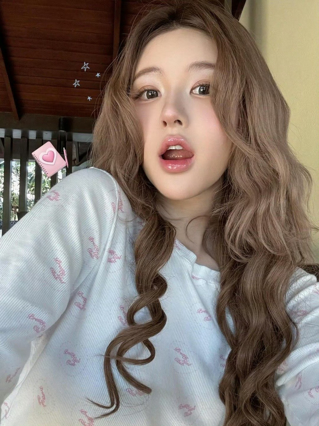 赵露思最新自拍营业，卷发好像洋娃娃