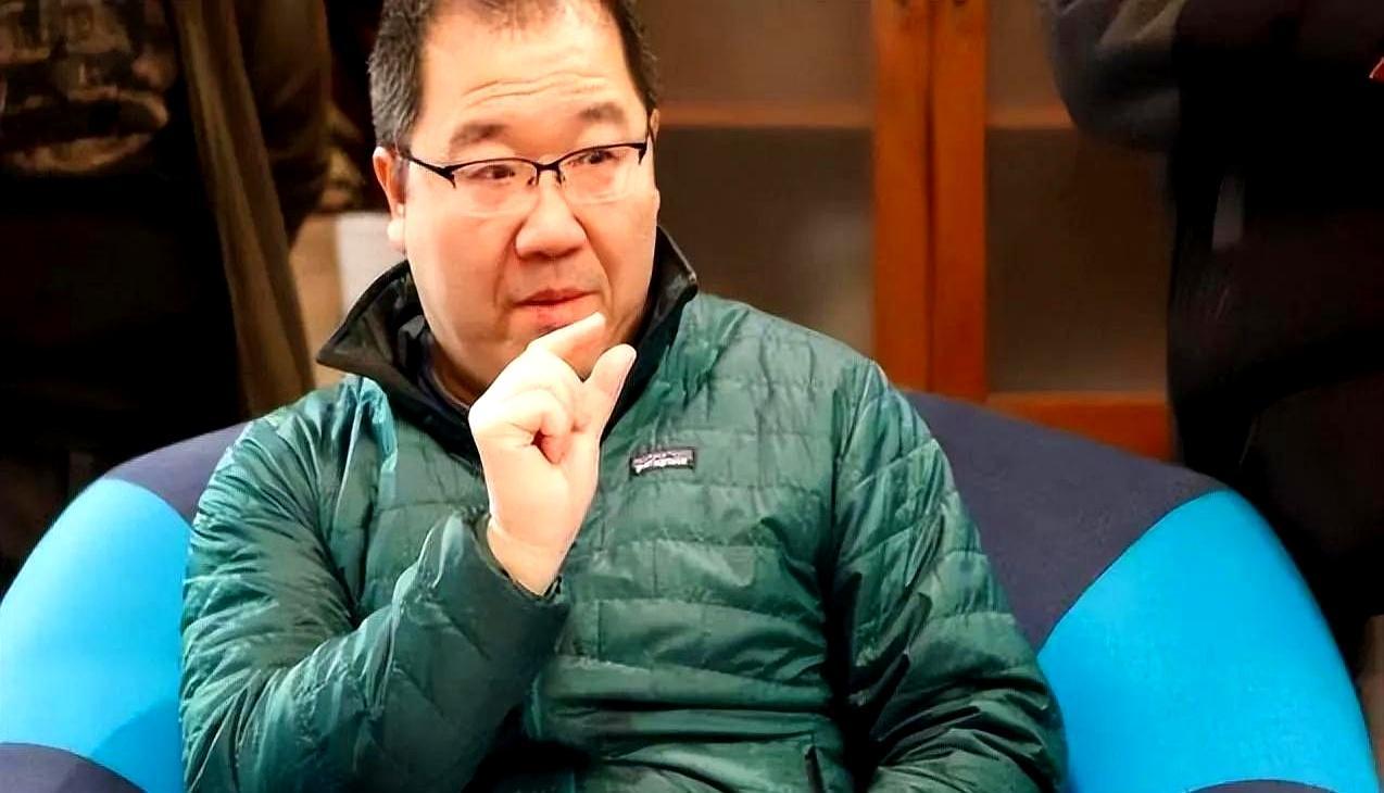 “爸老了，来看看”，英达在直播间低头，巴图却让两个儿子都姓了宋。这边，65