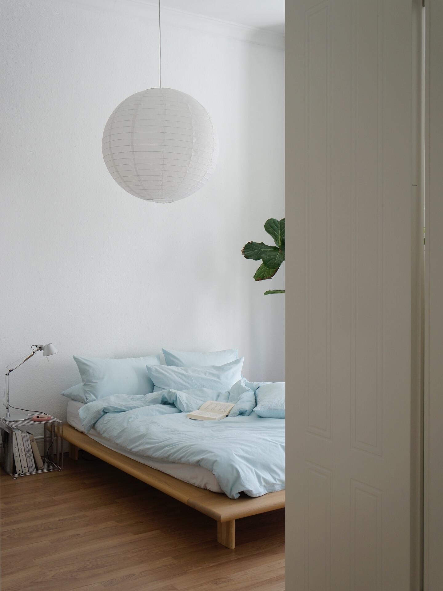 家居设计｜ins风以大面积的白色墙面为基底，搭配原木色家具和浅木地板，营造出明亮