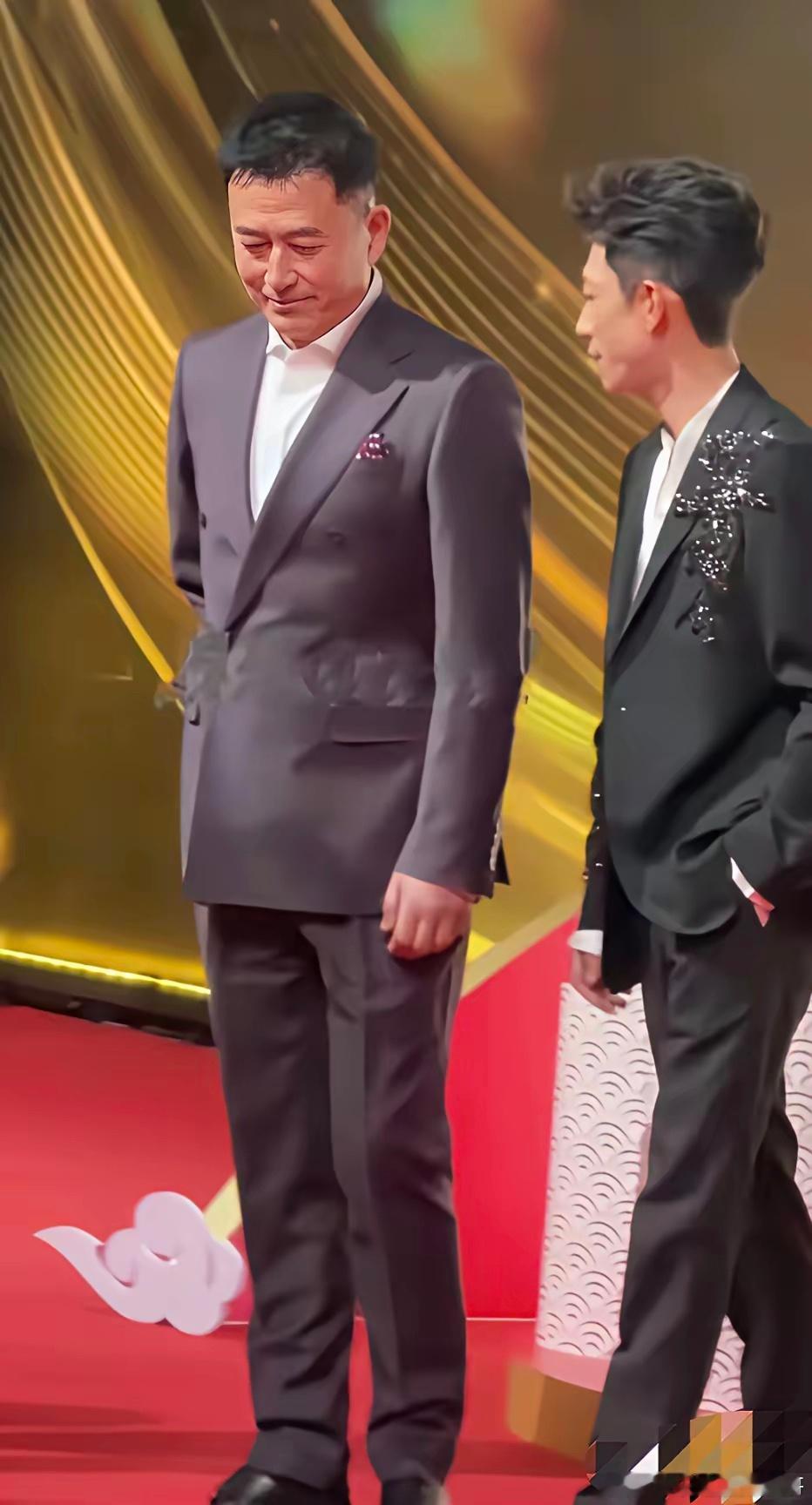 张一山这张照片，颜值，长相，气质，气场都太差了点，把他边上的这位衬托的，特别出众