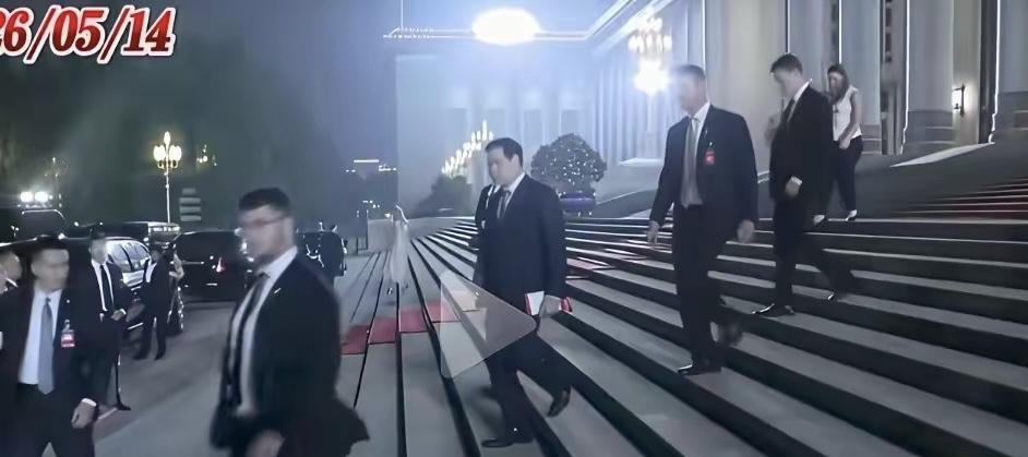 卢比奥惊叹完人民大会堂的天花板和吊灯，又把国宴的菜单顺走了，哈哈哈真是游大观园的