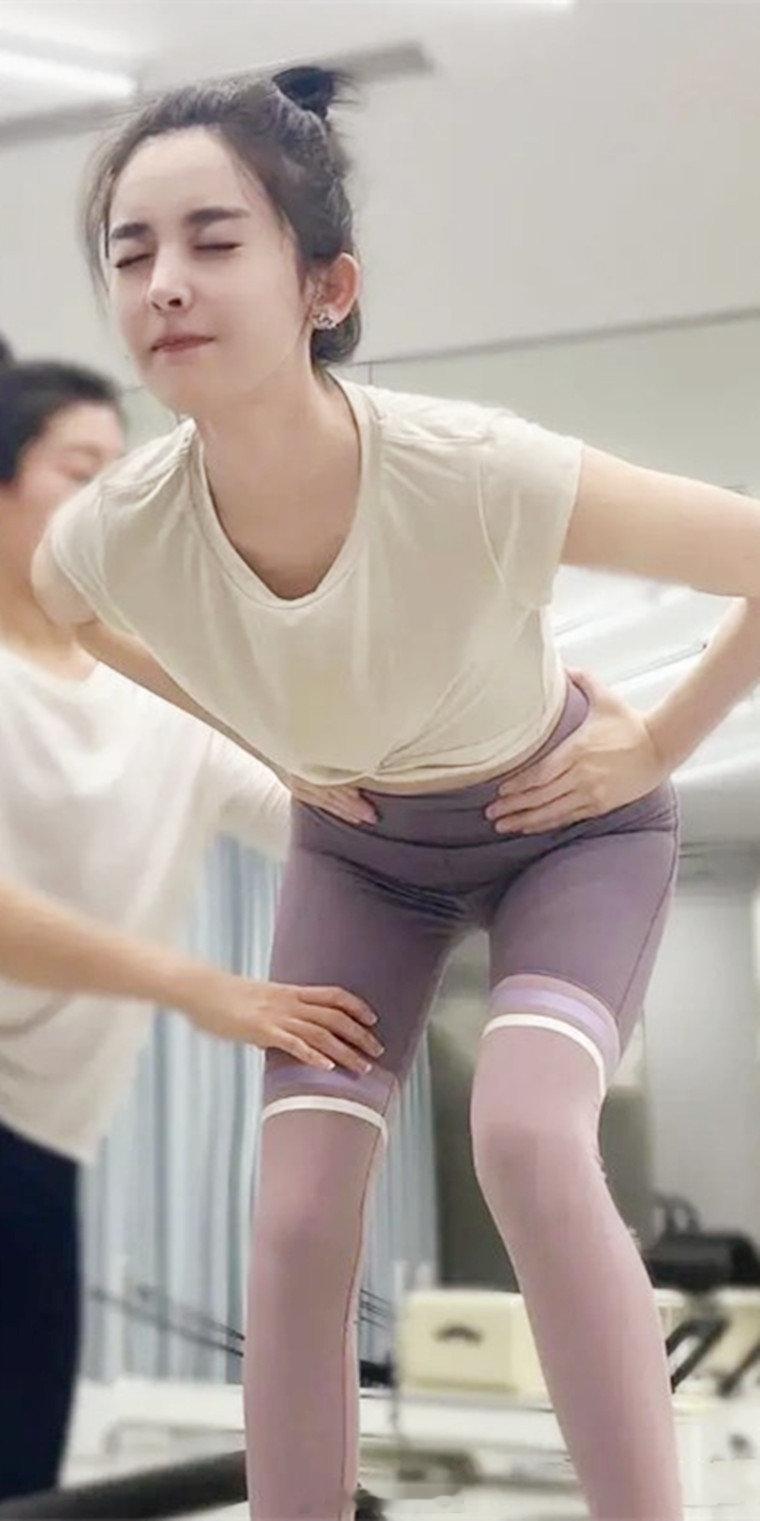 古力娜扎健身美照​​​