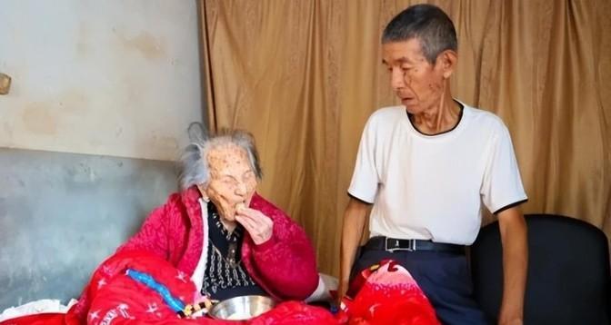 “中国长寿之母”今年元旦辞世，1902年出生的林蛇母，百余名子孙绕膝，却有个鲜为