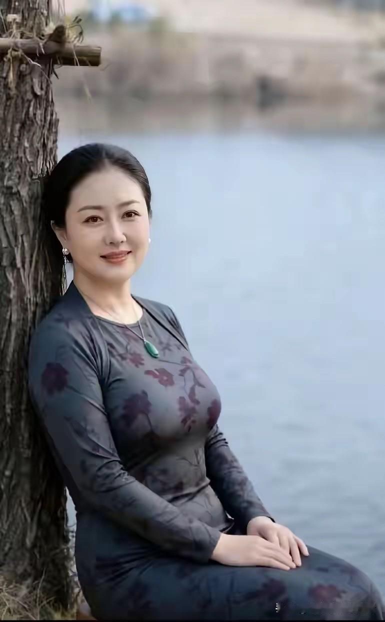 越是漂亮的女人越容易守寡长得漂亮的女人你不要以为她的身后有一大帮男人追她