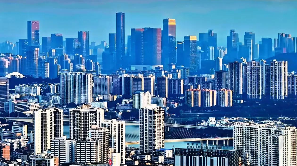 十几年前还在读大学的时候曾经去过南宁和柳州玩，当时感觉南宁城建比柳州领先不太多，