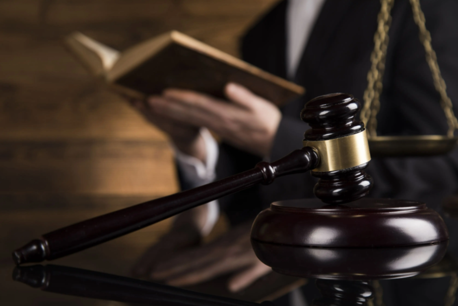 女子被车撞瘫在路中间，周围人却像看不见一样，任由她被二次碾压致死！更离谱的是，