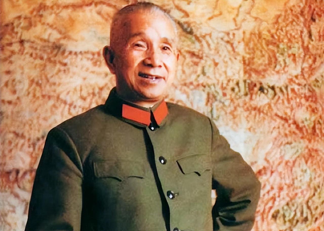 1983年，粟裕去医院探望妻子，却被保安拦在了门外。他就老老实实地坐在医