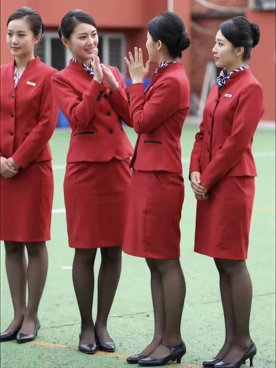 拿高铁乘务员若跟空姐比，那种职业风格的女性，更容易满足乘客的视觉体验感？以本人