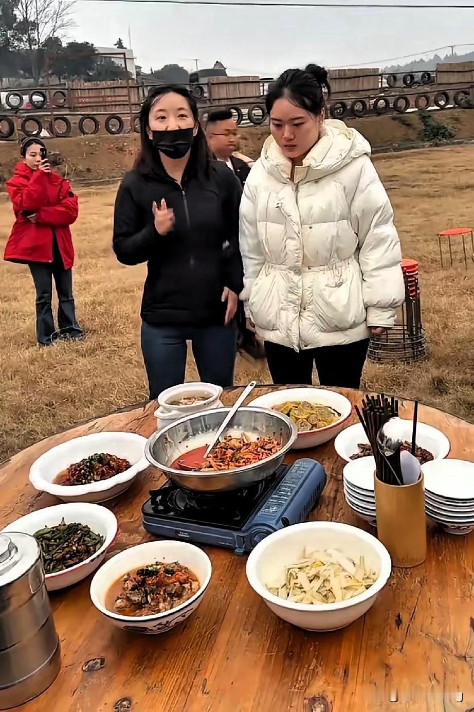 离谱！21岁女孩办刨猪饭遭网暴，电商大姐接手后又突停，这事到底怪谁？谁能想到