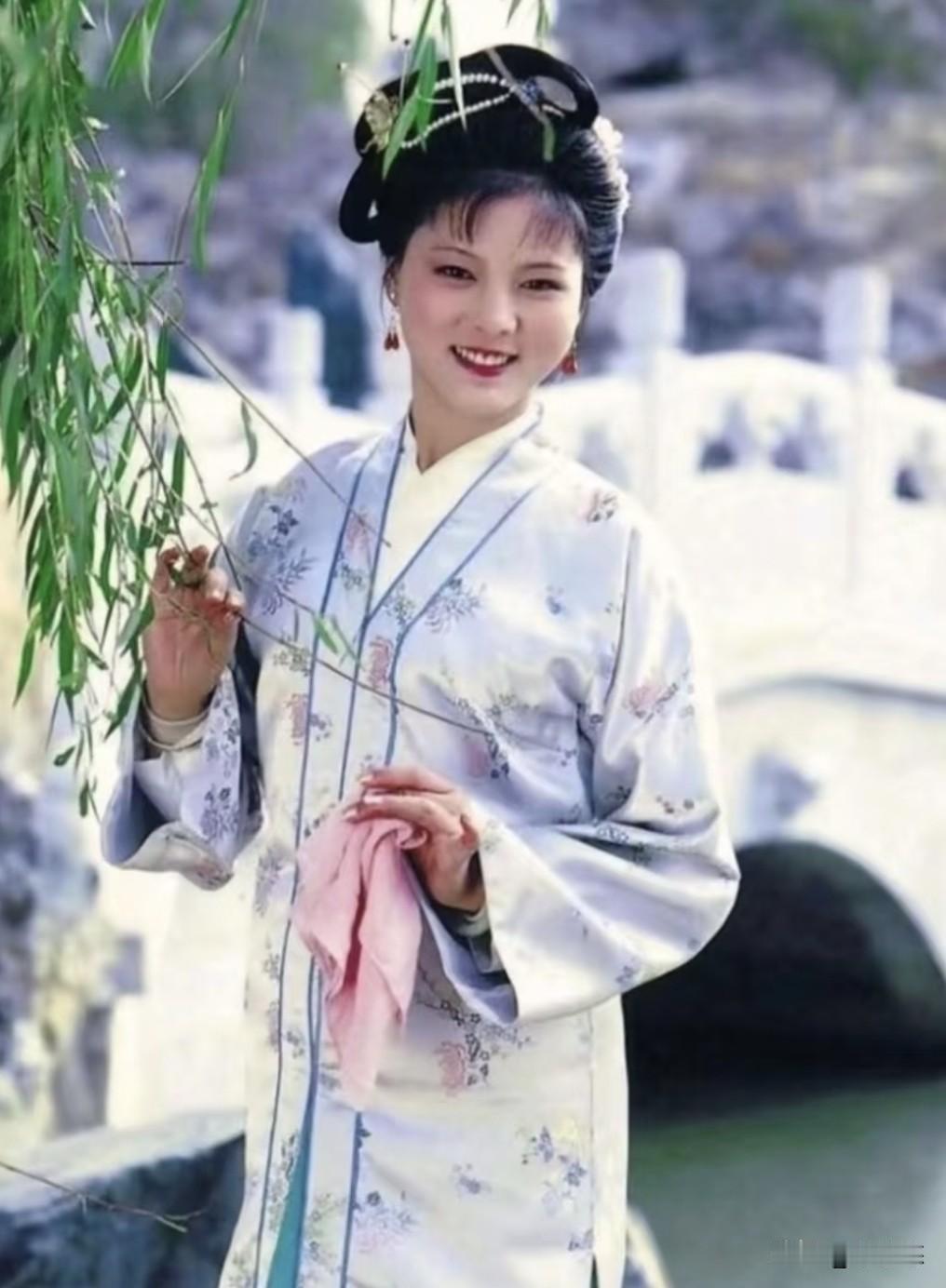 我感觉《红楼梦》怡红院比较混乱，罪魁祸首是宝玉，而不是袭人。袭人从小就被家里卖