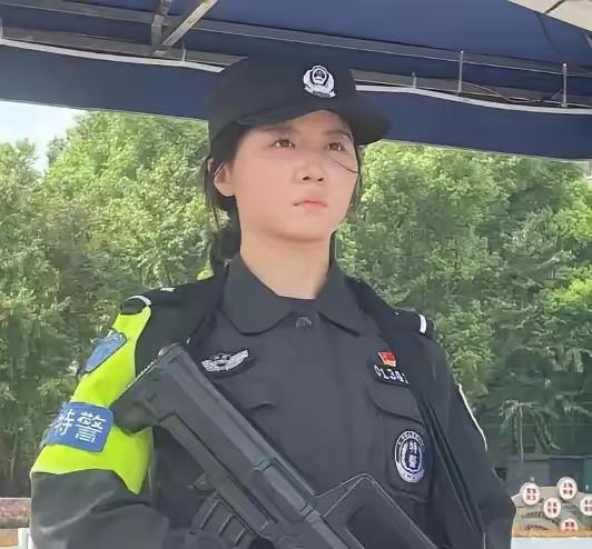 邹诗月，2000年9月出生，湖南永州人，长沙市公安局特巡警支队第五特警大队女特警