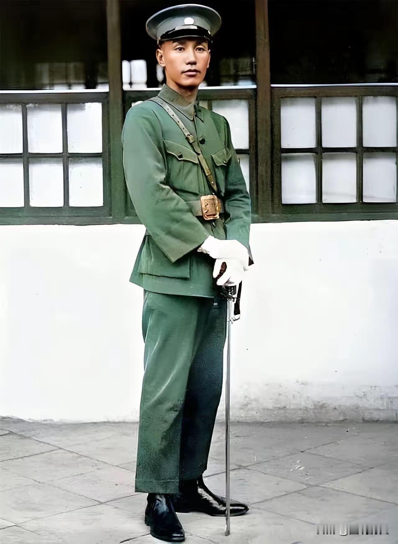 这张珍贵老照片拍摄于1925年，一位年仅38岁的中国将军的一张珍贵老照片，这位将