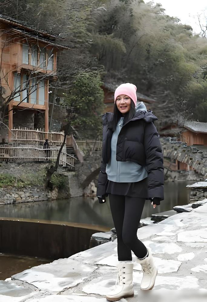 54岁瞿颖最近又刷屏了。体脂率18%，下颌线比不少年轻人还锋利。每周泡七次网