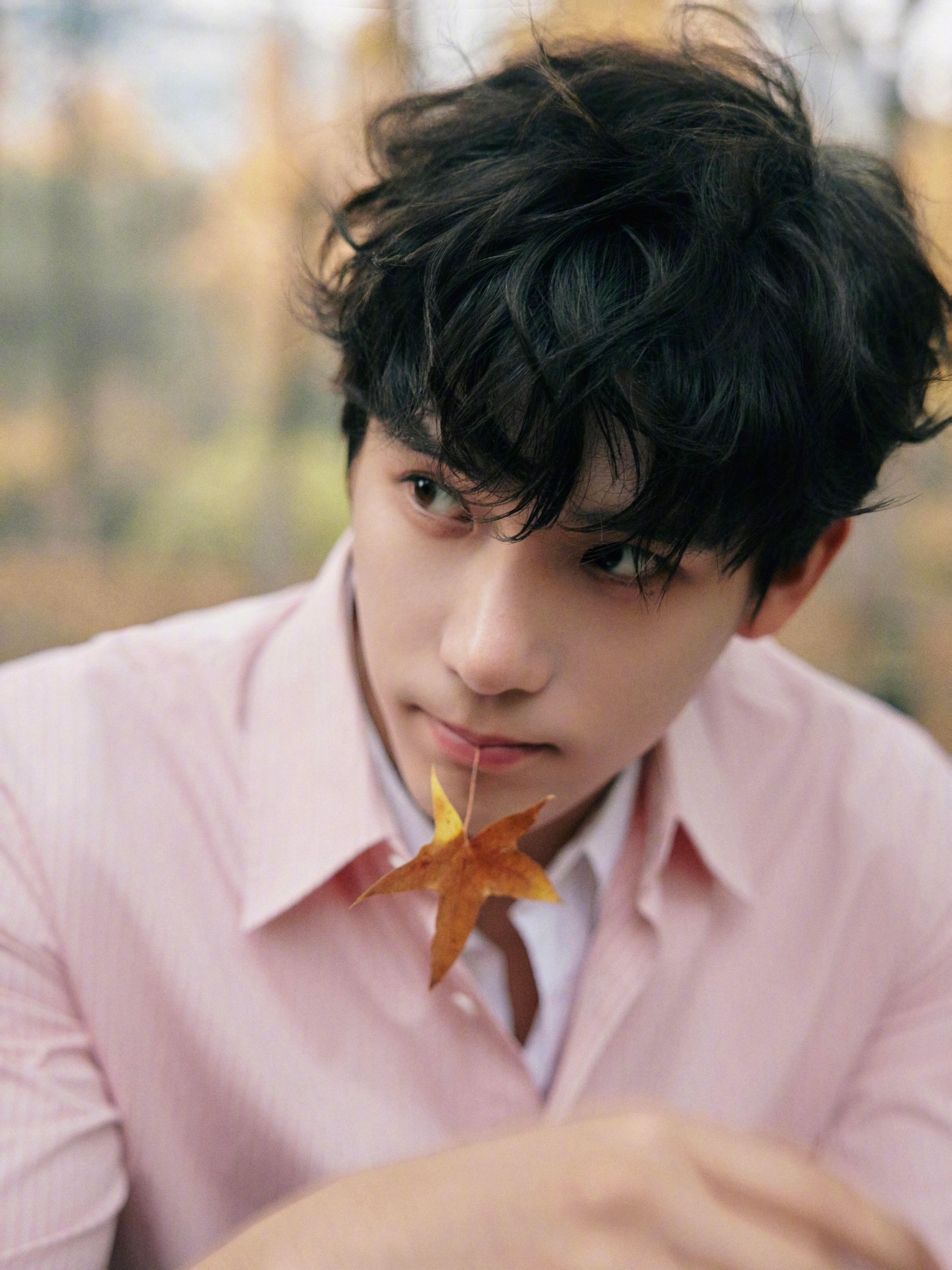 王安宇xSANDRO王安宇这少年感真是没谁了，这穿搭直接把“秋日元气少年”写