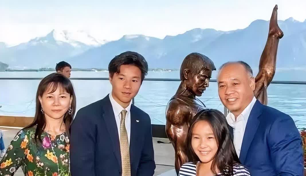 看看李宁一家多幸福，儿子帅气，女儿美丽，妻儿陈永妍气质优雅！两个孩子起的名字起的